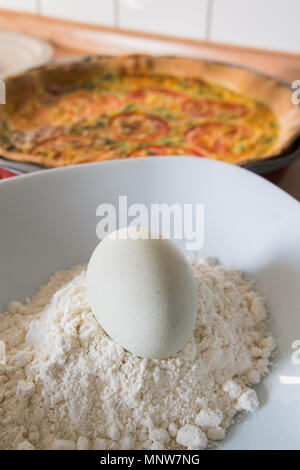 Frische Quiche mit grünen Eier, Tomaten und Frühlingszwiebeln Stockfoto