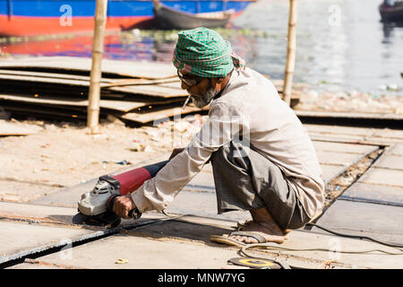 Dhaka, Bangladesh, 24. Februar 2017: Arbeiter auf einem Schiff Dock auf Dhaka Bangladesh Schleifen eine Metallplatte Stockfoto