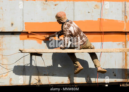 Dhaka, Bangladesh, 24. Februar 2017: Maler legt der Rostschutz auf einem Schiff in Dhaka, Bangladesch ein Schiff Stockfoto