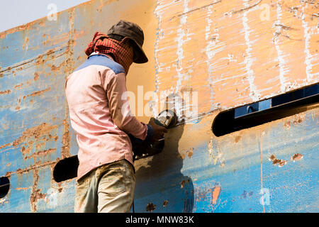 Dhaka, Bangladesh, 24. Februar 2017: Arbeiter auf einem Schiff Dock auf Dhaka Bangladesh Schleifen eine Metallplatte Stockfoto