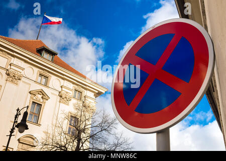 Halteverbot Verkehrsschild und tschechische Flagge auf einem historischen Gebäude in Prag, Tschechische Republik Stockfoto