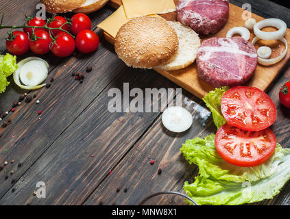 Zutaten für die Herstellung von hausgemachten Burger auf Holz Schneidebrett. Stockfoto