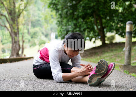 Ältere Frau trainieren in Park Stockfoto