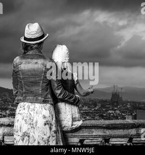Perfekte Abend mit herrlichen Blick. Hinter der jungen Mutter und Tochter Touristen in Barcelona, Spanien genießen Gesehen Stockfoto