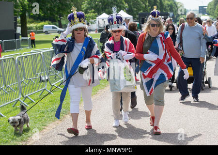 Bild vom Mai 19 zeigt die Massen an der Hochzeit von Prinz Harry und Meghan Markle in Windsor Prinz Harry und Meghan Markle haben Mann und Frau erklärt wurde, nach einer Feier auf Schloss Windsor. Das Paar austauschte, und klingelt, bevor die Königin und 600 Gäste im St George's Chapel. Trägt ein Kleid von britischen Designer Clare Waight Keller, Ms Markle wurde von Prinz Charles, der Sie nach unten ging den Gang. Nach ihrer Heirat, das Paar wird als der Herzog und die Herzogin von Sussex bekannt sein. Stockfoto