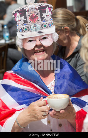 Bild vom Mai 19 zeigt die Massen an der Hochzeit von Prinz Harry und Meghan Markle in Windsor Prinz Harry und Meghan Markle haben Mann und Frau erklärt wurde, nach einer Feier auf Schloss Windsor. Das Paar austauschte, und klingelt, bevor die Königin und 600 Gäste im St George's Chapel. Trägt ein Kleid von britischen Designer Clare Waight Keller, Ms Markle wurde von Prinz Charles, der Sie nach unten ging den Gang. Nach ihrer Heirat, das Paar wird als der Herzog und die Herzogin von Sussex bekannt sein. Stockfoto