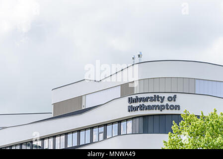 Northampton Großbritannien Mai 9, 2018: Universität von Northampton logo Zeichen auf Neubau auf Nene River. Stockfoto