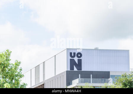 Northampton Großbritannien Mai 9, 2018: Universität von Northampton logo Zeichen auf Neubau auf Nene River. Stockfoto