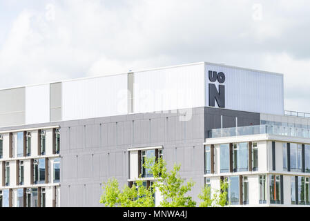 Northampton Großbritannien Mai 9, 2018: Universität von Northampton logo Zeichen auf Neubau auf Nene River. Stockfoto