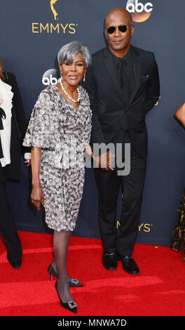 Cicely Tyson091 an der 68th Emmy Awards 2016 auf der Microsoft Theater in Los Angeles. September 18, 2016. Cicely Tyson091 - - - - - - - - - - - - - Red Carpet Event, Vertikal, USA, Filmindustrie, Prominente, Fotografie, Bestof, Kunst, Kultur und Unterhaltung, Topix Prominente Fashion/Vertikal, Besten, Event in Hollywood Leben - Kalifornien, Roter Teppich und backstage, USA, Film, Stars, Film Stars, TV Stars, Musik, Promis, Fotografie, Bestof, Kunst, Kultur und Unterhaltung, Topix, Vertikal, Familie von aus dem Jahr 2016, Anfrage tsuni@Gamma-USA.com Mann und w Stockfoto