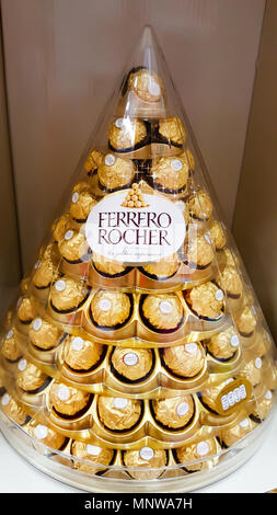 BANGKOK, THAILAND - 14. Dezember 2017: Ferrero Rocher, eine Schokolade und Haselnuss Süßwaren, die für den Verkauf während der Feiertage des neuen Jahres bei B angeordnet sind. Stockfoto