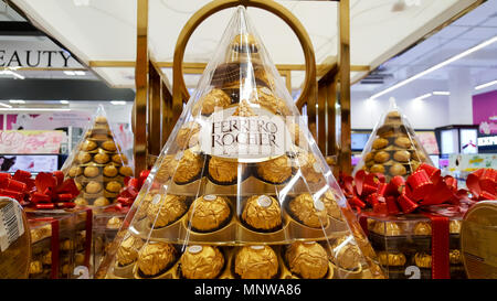 BANGKOK, THAILAND - 14. Dezember 2017: Ferrero Rocher, eine Schokolade und Haselnuss Süßwaren, die für den Verkauf während der Feiertage des neuen Jahres bei B angeordnet sind. Stockfoto