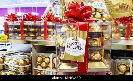 BANGKOK, THAILAND - 14. Dezember 2017: Ferrero Rocher, eine Schokolade und Haselnuss Süßwaren, die für den Verkauf während der Feiertage des neuen Jahres bei B angeordnet sind. Stockfoto