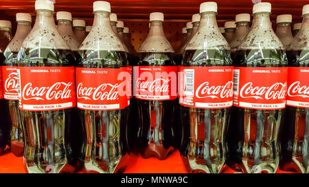 BANGKOK, THAILAND - 14. Dezember 2017: Kunststoff Flaschen Coca Cola, ein kohlensäurehaltiges Erfrischungsgetränk von The Coca-Cola Company produziert wird die Anzeige im Regal Stockfoto