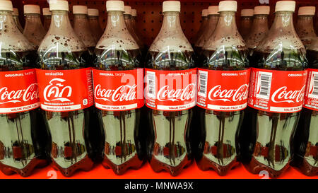 BANGKOK, THAILAND - 14. Dezember 2017: Kunststoff Flaschen Coca Cola, ein kohlensäurehaltiges Erfrischungsgetränk von The Coca-Cola Company produziert wird die Anzeige im Regal Stockfoto