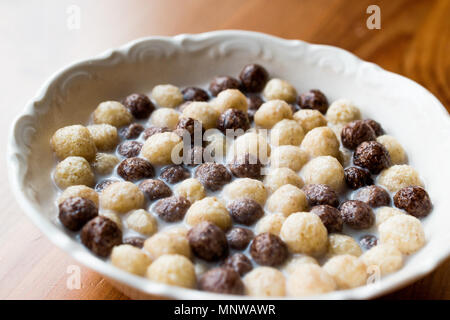 Schokolade Mais Kugeln mit Milch. Frühstück Konzept. Stockfoto