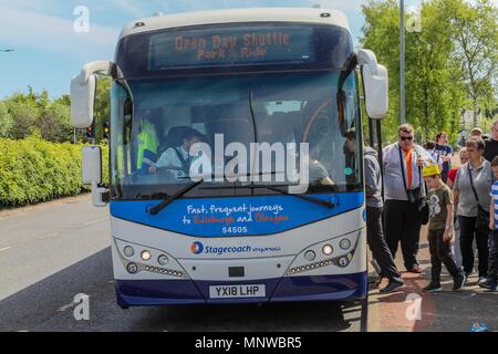 Fife, Großbritannien, 19. Mai 2018. Stagecoach Bus Depot, Dunfermline, Fife, Großbritannien, Samstag 19. Mai 2018. Zum 100. Geburtstag des Busbahnhof in Dunfermline Stagecoach feiern halten einen Tag der offenen Tür. Die Veranstaltung ist kostenlos Eintrag und sehr viel Hände auf als Mitglieder der Öffentlichkeit sind erlaubt auf dem Fahrersitz zu sitzen und mit den Kontrollen spielen. Besucher sind auch eingeladen, ihre Namen auf dem Bus Ziel Board und ein wash Tour genießen. Einen kostenlosen Shuttle Bus Service läuft zwischen dem Event und Dunfermline bus station. Die Veranstaltung wird moderiert von Königreich FM. © Garry Cornes/Alamy Live News Credit: G Stockfoto