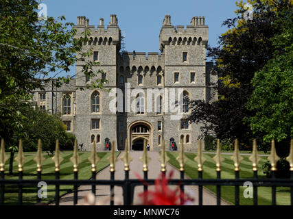 Windsor, UK, 19. Mai 2018. Die Tore am Ende der lange Weg zur Hochzeit Feiern auf Schloss Windsor, begonnen zu erhalten. Königliche Hochzeit von Seiner Königlichen Hoheit, Prinz Harry (von Wales) und Meghan Markle, Windsor, Berkshire, am 19. Mai 2018. Credit: Paul Marriott/Alamy leben Nachrichten Stockfoto