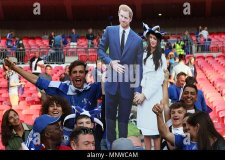 London, UK, 19. Mai 2018. Chelsea Fans halten Sie einen Karton Ausschnitt von Prinz Harry und Meghan Markle vor dem FA Cup Finale zwischen Chelsea und Manchester United im Wembley Stadium am 19. Mai 2018 in London, England. (Foto von Paul Chesterton/phcimages.com) Credit: PHC Images/Alamy leben Nachrichten Stockfoto