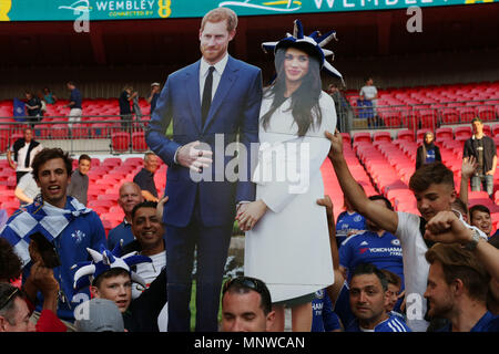 London, UK, 19. Mai 2018. Chelsea Fans halten Sie einen Karton Ausschnitt von Prinz Harry und Meghan Markle vor dem FA Cup Finale zwischen Chelsea und Manchester United im Wembley Stadium am 19. Mai 2018 in London, England. (Foto von Paul Chesterton/phcimages.com) Credit: PHC Images/Alamy leben Nachrichten Stockfoto
