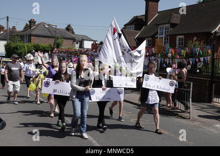 Walton auf dem Hügel, Surrey, Großbritannien. 19 Mai, 2018 Szenen aus der "Royal Wedding themed Pageant" und Straßenfest im Dorf Walton auf dem Hügel im Herzen von Surrey. Credit: Motofoto/Alamy leben Nachrichten Stockfoto