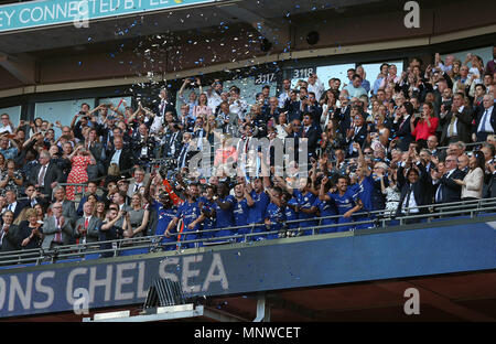 London, UK, 19. Mai 2018. Chelsea heben Sie die Trophäe, nachdem er das FA Cup Finale zwischen Chelsea und Manchester United im Wembley Stadium am 19. Mai 2018 in London, England. (Foto von Paul Chesterton/phcimages.com) Credit: PHC Images/Alamy leben Nachrichten Stockfoto