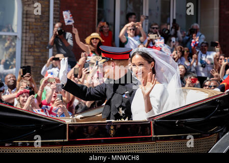 Windsor, UK, 19. Mai 2018. Royal Wedding. Prinz Harry heiratet Meghan Markle. Nach ihrer Heirat an die St Georges Kapelle auf dem Gelände des Windsor Castle, die neu mit dem Titel seiner Königlichen Hoheit, Prinz Harry, Herzog von Sussex und Meghan, Herzogin von Sussex wave auf die Masse während einer Prozession durch Windsor im Ascot Landau Beförderung. 19 Mai, 2018. Windsor, England. Credit: Amanda Rose/Alamy leben Nachrichten Stockfoto