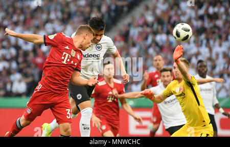 19. Mai 2018, Deutschland, Berlin, DFB-Pokal, Viertelfinale, FC Bayern München gegen Eintracht Frankfurt im Olympiastadion Berlin: Bayern München Joshua Kimmich (L) gegen die Eintracht Frankfurt Torwart Lukas Hradecky (R) und Carlos Salcedo (2 l). Foto: Arne Dedert/dpa Stockfoto