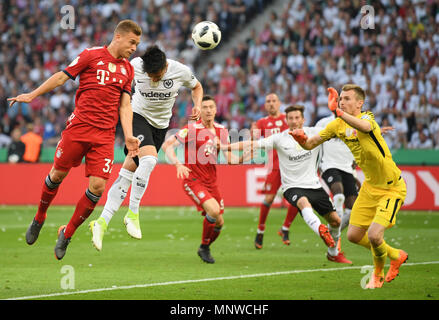 19. Mai 2018, Deutschland, Berlin, DFB-Pokal, Viertelfinale, FC Bayern München gegen Eintracht Frankfurt im Olympiastadion Berlin: Bayern München Joshua Kimmich (L) gegen die Eintracht Frankfurt Torwart Lukas Hradecky (R) und Carlos Salcedo (2 l). Foto: Arne Dedert/dpa Stockfoto