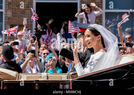 Windsor, UK, 19. Mai 2018. Royal Wedding. Prinz Harry heiratet Meghan Markle. Nach ihrer Heirat an die St Georges Kapelle auf dem Gelände des Windsor Castle, die neu mit dem Titel seiner Königlichen Hoheit, Prinz Harry, Herzog von Sussex und Meghan, Herzogin von Sussex wave auf die Masse während einer Prozession durch Windsor im Ascot Landau Beförderung. 19 Mai, 2018. Windsor, England. Credit: Amanda Rose/Alamy leben Nachrichten Stockfoto