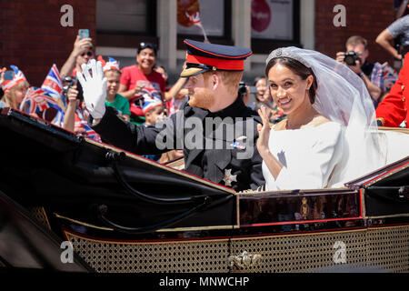 Windsor, UK, 19. Mai 2018. Royal Wedding. Prinz Harry heiratet Meghan Markle. Nach ihrer Heirat an die St Georges Kapelle auf dem Gelände des Windsor Castle, die neu mit dem Titel seiner Königlichen Hoheit, Prinz Harry, Herzog von Sussex und Meghan, Herzogin von Sussex wave auf die Masse während einer Prozession durch Windsor im Ascot Landau Beförderung. 19 Mai, 2018. Windsor, England. Credit: Amanda Rose/Alamy leben Nachrichten Stockfoto