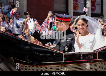 Windsor, UK, 19. Mai 2018. Royal Wedding. Prinz Harry heiratet Meghan Markle. Nach ihrer Heirat an die St Georges Kapelle auf dem Gelände des Windsor Castle, die neu mit dem Titel seiner Königlichen Hoheit, Prinz Harry, Herzog von Sussex und Meghan, Herzogin von Sussex wave auf die Masse während einer Prozession durch Windsor im Ascot Landau Beförderung. 19 Mai, 2018. Windsor, England. Credit: Amanda Rose/Alamy leben Nachrichten Stockfoto