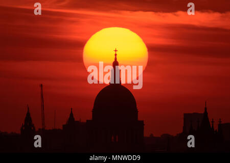 London, Großbritannien. 19 Mai, 2018. UK Wetter: dramatischer Sonnenuntergang am Abend über die St. Paul's Kathedrale. Credit: Guy Corbishley/Alamy leben Nachrichten Stockfoto