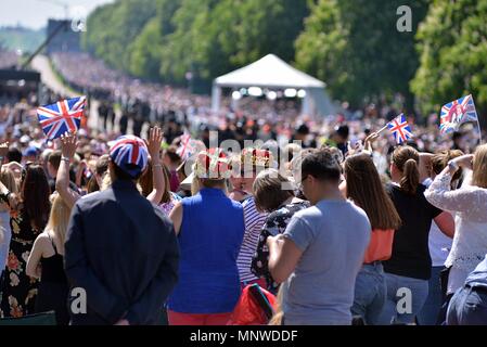 Windsor, Großbritannien. 20. Mai 2018. Menschenmengen sammeln im Windsor langer Spaziergang, für die die königliche Hochzeit von Prinz Harry und Meghan Markle, 19. Mai 2018. Credit: Caron Watson/Alamy leben Nachrichten Stockfoto
