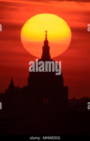 London, Großbritannien. 19 Mai, 2018. UK Wetter: dramatischer Sonnenuntergang am Abend über die St. Paul's Kathedrale. Credit: Guy Corbishley/Alamy leben Nachrichten Stockfoto