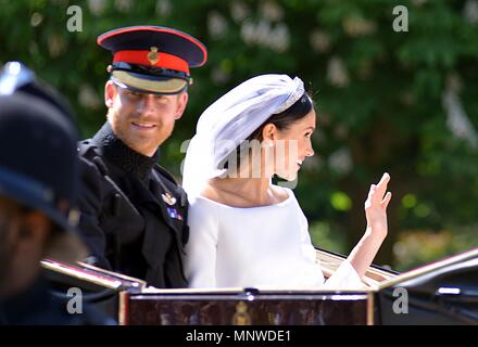 Windsor, Großbritannien. 20. Mai 2018. Prinz Harry und Meghan Markle winken zu Massen an Lange gesammelt zu Fuß Windsor UK 19. Mai 2018. Credit: Caron Watson/Alamy leben Nachrichten Stockfoto