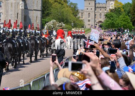 Windsor, Großbritannien. 20. Mai 2018. Menschenmengen sammeln im Windsor langer Spaziergang, für die die königliche Hochzeit von Prinz Harry und Meghan Markle, 19. Mai 2018. Credit: Caron Watson/Alamy leben Nachrichten Stockfoto