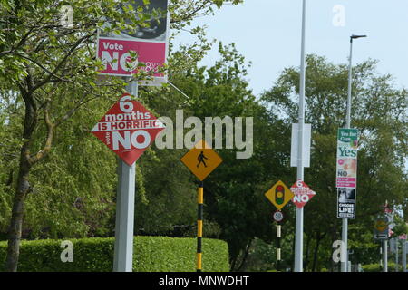 Bild von einem Plakat für den Yes Seite 8 Änderung in der irischen Referendum. Die Yes Seite Kampagnen der 8. Änderung der irischen Verfassung, wonach die Rechte der Ungeborenen als Teil einer Bewegung der Republik Irland zur Abtreibung zu liberalisieren zu entfernen. Stockfoto