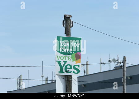 Bild von einem Plakat für den Yes Seite 8 Änderung in der irischen Referendum. Die Yes Seite Kampagnen der 8. Änderung der irischen Verfassung, wonach die Rechte der Ungeborenen als Teil einer Bewegung der Republik Irland zur Abtreibung zu liberalisieren zu entfernen. Stockfoto