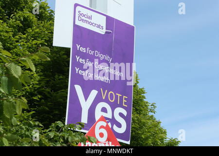 Bild von einem Plakat für den Yes Seite 8 Änderung in der irischen Referendum. Die Yes Seite Kampagnen der 8. Änderung der irischen Verfassung, wonach die Rechte der Ungeborenen als Teil einer Bewegung der Republik Irland zur Abtreibung zu liberalisieren zu entfernen. Stockfoto