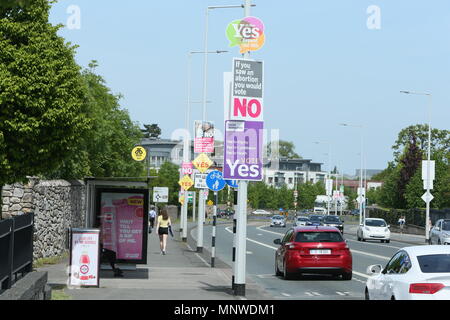 Bild von Plakaten auf eine Dubliner Straße während der bis zu 8 Änderung der irischen Referendum zu errichten. Das Referendum versucht zu ermitteln, ob die 8. Änderung der irischen Verfassung, die Rechte für das ungeborene Kind oder sie als Teil einer Bewegung der Republik aktuelle Abtreibung in Irland zu liberalisieren Gesetze aufgehoben haben. Stockfoto