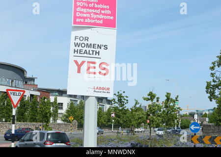 Bild von einem Plakat für den Yes Seite 8 Änderung in der irischen Referendum. Die Yes Seite Kampagnen der 8. Änderung der irischen Verfassung, wonach die Rechte der Ungeborenen als Teil einer Bewegung der Republik Irland zur Abtreibung zu liberalisieren zu entfernen. Stockfoto