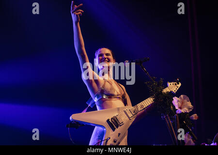 Oakland, Kalifornien, USA. 18 Mai, 2018. SOPHIE HAWLEY - Schweißen von Sofi Tukker führt im Fox Theater in Oakland, Kalifornien Credit: Greg Chow/ZUMA Draht/Alamy leben Nachrichten Stockfoto