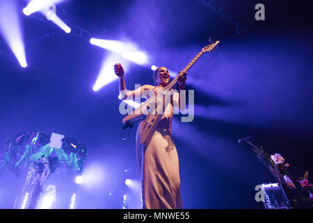 Oakland, Kalifornien, USA. 18 Mai, 2018. SOPHIE HAWLEY - Schweißen von Sofi Tukker führt im Fox Theater in Oakland, Kalifornien Credit: Greg Chow/ZUMA Draht/Alamy leben Nachrichten Stockfoto