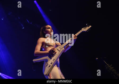 Oakland, Kalifornien, USA. 18 Mai, 2018. SOPHIE HAWLEY - Schweißen von Sofi Tukker führt im Fox Theater in Oakland, Kalifornien Credit: Greg Chow/ZUMA Draht/Alamy leben Nachrichten Stockfoto