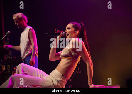 Oakland, Kalifornien, USA. 18 Mai, 2018. SOPHIE HAWLEY - Schweißen von Sofi Tukker führt im Fox Theater in Oakland, Kalifornien Credit: Greg Chow/ZUMA Draht/Alamy leben Nachrichten Stockfoto