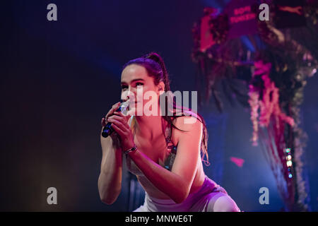 Oakland, Kalifornien, USA. 18 Mai, 2018. SOPHIE HAWLEY - Schweißen von Sofi Tukker führt im Fox Theater in Oakland, Kalifornien Credit: Greg Chow/ZUMA Draht/Alamy leben Nachrichten Stockfoto