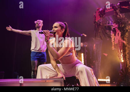 Oakland, Kalifornien, USA. 18 Mai, 2018. SOPHIE HAWLEY - Schweißen von Sofi Tukker führt im Fox Theater in Oakland, Kalifornien Credit: Greg Chow/ZUMA Draht/Alamy leben Nachrichten Stockfoto