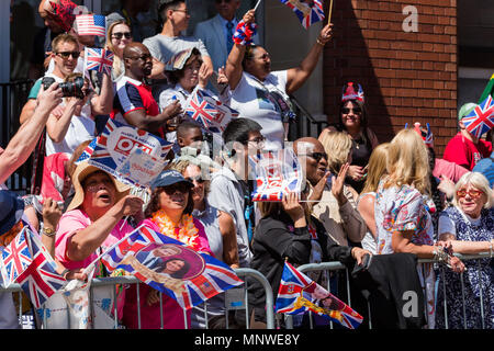 Royal Wedding. Royal Fans jubeln, als sie hören, die Hochzeit Gelübde von SKH Prinz Harry, als er heiratet Meghan Markle an die St Georges Kapelle auf dem Gelände des Windsor Castle. 19 Mai, 2018. Windsor, England. Stockfoto