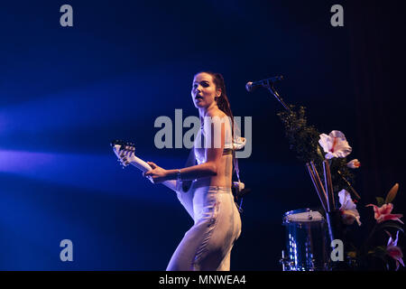 Oakland, Kalifornien, USA. 18 Mai, 2018. SOPHIE HAWLEY - Schweißen von Sofi Tukker führt im Fox Theater in Oakland, Kalifornien Credit: Greg Chow/ZUMA Draht/Alamy leben Nachrichten Stockfoto